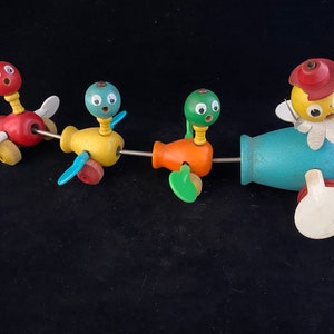 Fisher Price Toy / Quacky Family Pull Toy / Momma Duck and Babies / Wood Pull String Toy / Vintage Fisher Price Pull Toy / Duck Pull Toy