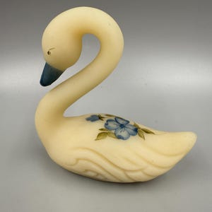 Fenton / Vintage Fenton / Fenton Hand Painted Artist Signed Swan / Fenton Custard Satin Glass Hand Painted Swan / Artist Signed Fenton Swan