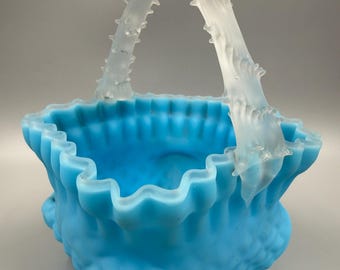 Cesta de cristal satinado azul antiguo con asa de espinas aplicadas, cristal artístico victoriano con borde ondulado.