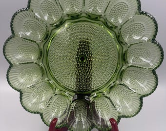 Bandeja de vidrio vintage Indiana Glass verde oliva con relieve de 15 cavidades para huevos rellenos, salsas y aguacates, 28 cm (11 pulgadas)
