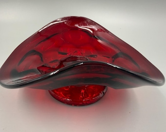 Mini frutero georgiano vintage de cristal vikingo, color rojo rubí, con pedestal, cristal artístico de mediados de siglo.