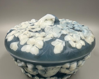 Dulcera con tapa de vidrio Phoenix Glass Phlox, color azul aguamarina, vidrio artístico esculpido blanco, circa 1940, cuenco floral con tapa.