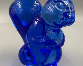 Figura de ardilla de cristal azul cobalto de Fostoria, pieza de colección de arte animal en cristal azul zafiro.
