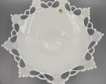 Bol con base de cristal opalino con forma de anillo y pétalo de Westmoreland, década de 1950, borde de encaje abierto, centro de mesa.