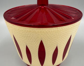 Bol de servir aislado Vintage Regal Ware No 797 color rojo marfil, estilo retro de mediados de siglo, con tapa.