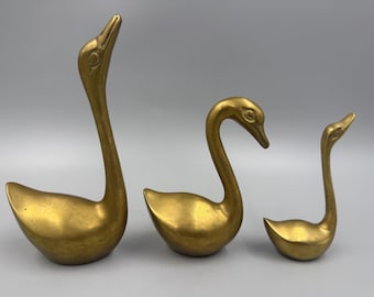 Juego de 3 figuras de cisnes de latón vintage, estilo moderno de mediados de siglo, decoración de aves, Hollywood Regency, colección de cisnes graduados.