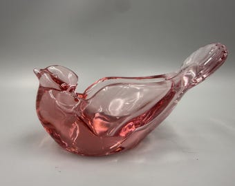 Portavelas de vidrio rosa vintage Fenton con forma de pájaro para velas votivas.