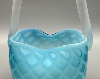 Cesta antigua de cristal azul satinado atribuida al Monte Washington, con asa de cristal esmerilado y diseño acolchado de rombos.