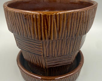 Maceta vintage McCoy con diseño de cesta tejida, cerámica marrón fabricada en EE. UU., con platillo incorporado, estilo mediados de siglo.
