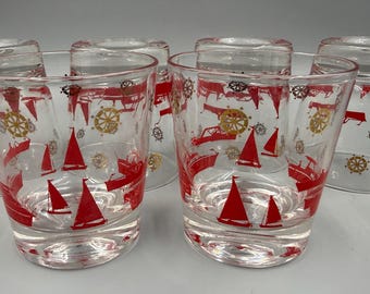 Juego de 6 vasos de whisky náuticos vintage con diseño de velero rojo, lancha motora y timón dorado. Artículos de bar de mediados de siglo.