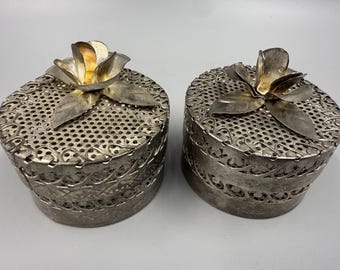 Cajas de baratijas vintage de plata con filigrana, par de cajas de joyería con tapa floral, decoración de tocador, cajas decorativas de metal perforado.