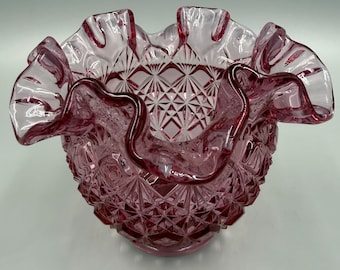 Jarrón de cristal Fenton color rosa empolvado con borde ondulado y estampado de diamantes. Cristal artístico rosa.