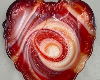 Plato de cristal vintage Imperial Glass con forma de corazón, arco y flecha de Cupido, rojo y blanco, de vidrio esmaltado, para baratijas, decoración de San Valentín