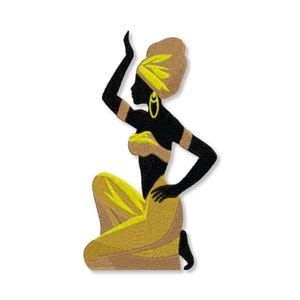 以下が含まれることがあります： 黄色と茶色のターバンと黄色の衣装を着た女性の黒いシルエット。女性は腕を上げてひざまずいています。