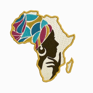 以下が含まれることがあります： 金色の刺繍デザインでアフリカ大陸を描き、女性の横顔のシルエットが描かれています。女性は、ティール、紫、金色の模様のヘッドラップを着用しています。大陸の内側はテクスチャパターンになっています。