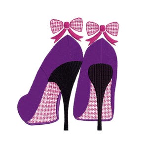 Könnte beinhalten: Ein Paar violette High Heels mit rosa Schleifen oben. Die Schuhe haben einen schwarzen Absatz und ein weiß-rosa Muster auf der Sohle.