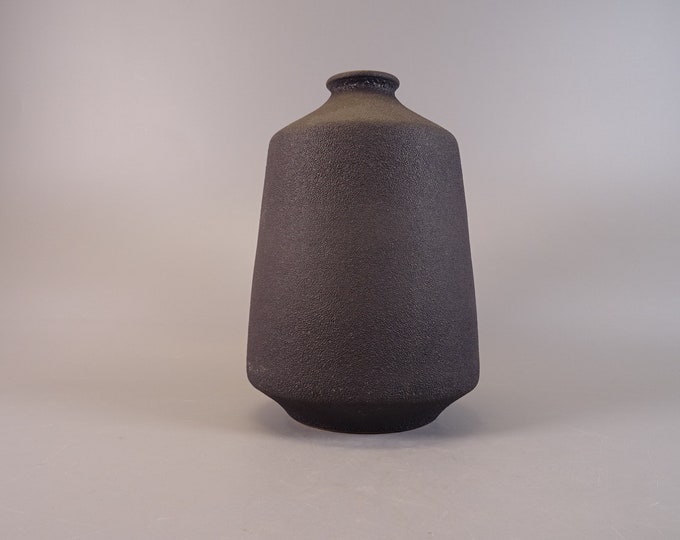 Marie vase from the 1970s: matt black on the outside / blue on the inside