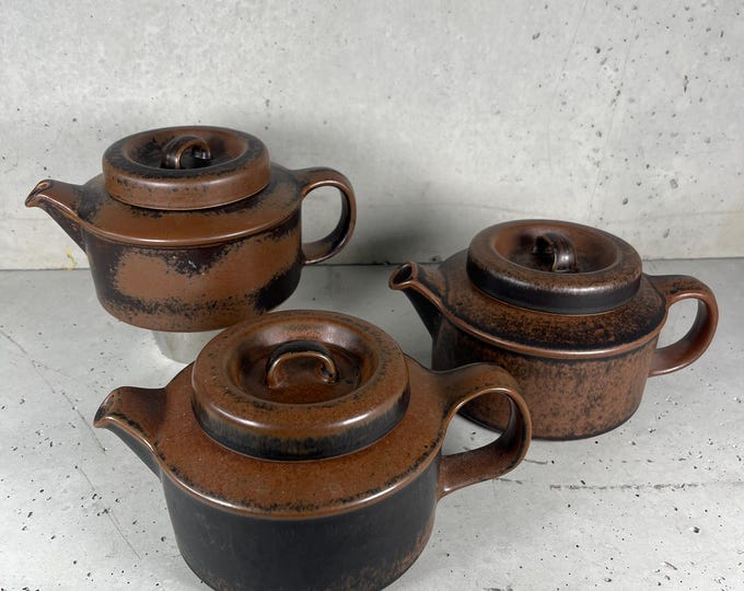 Arabia Ruska teapot with tea strainer, design by Ulla Procope, Arabia Finland