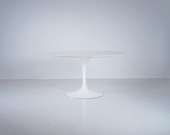 Knoll International Large round dining table with a tulip base from the 1970s by Eero Saarinen