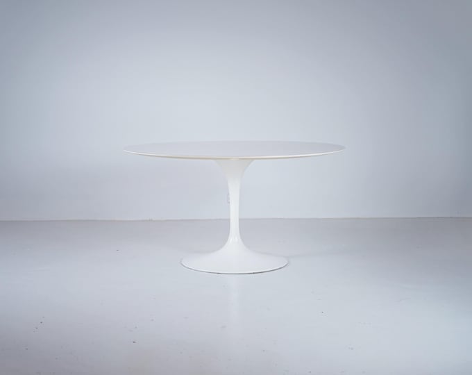 Knoll International Large round dining table with a tulip base from the 1970s by Eero Saarinen
