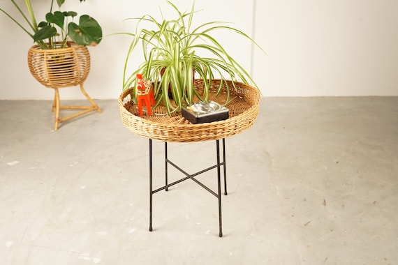 Kleiner Beistelltisch mit Rattan Tischplatten und Metallgestell aus den 1970er Jahren