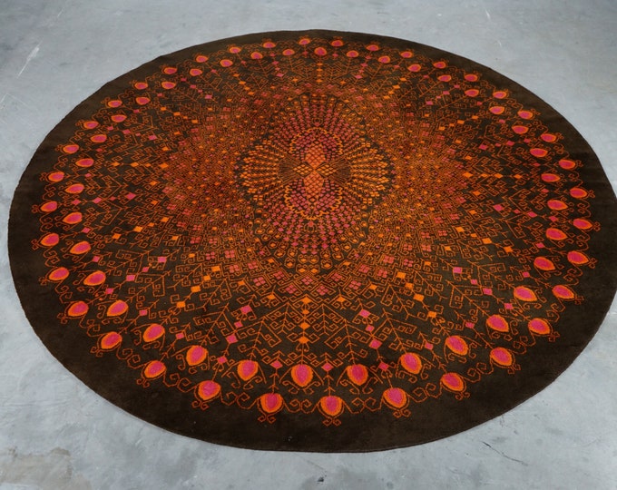 From the 70's round peacock rug in shades of brown and pink