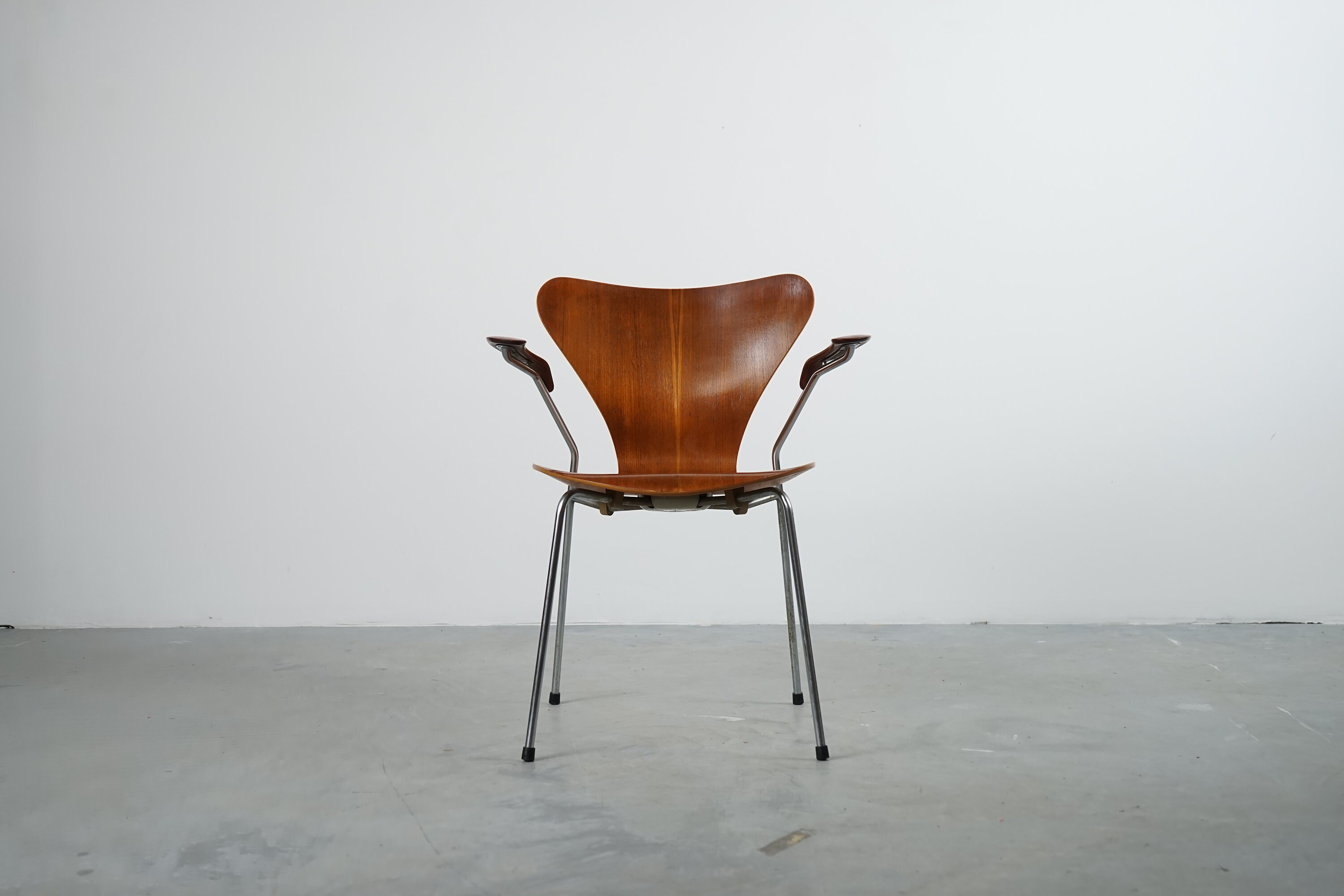 Fritz Hansen Series 7 Armchair / 3207 Armchair by Arne Jacobsen in 