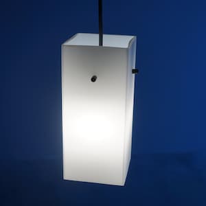 Könnte beinhalten: Eine weiße, gefrostete Glaspendelleuchte hängt an einem schwarzen Kabel vor einem blauen Hintergrund.