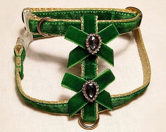 Green velvet cat harness with two chic mini bows/Mini dog harness with crystal/Harness with a leash/Ammunition cat/Walk with a cat or dog.