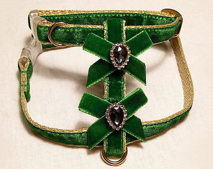 Green velvet cat harness with two chic mini bows./Mini dog harness with crystal/Harness with a leash/Ammunition cat/Walk with a cat or dog.
