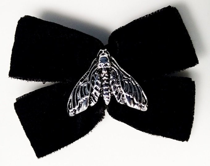 Moth dead head.Gothic cat collar.Death Goth Punk.Kitten Gothic Bow tie. Black Bow tie. Velvet bow for a witch.