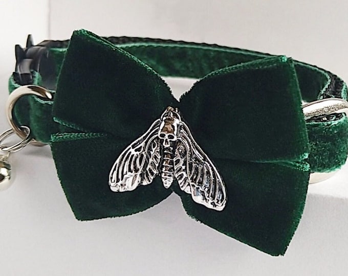 Moth dead head cat collar/Gothic cat collar/Dog collar/Goth dark green cat collar/Velvet Gothic bow collar/Breakaway/Non-Breakaway..