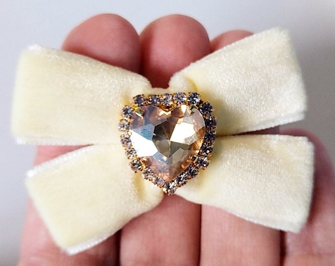 Royal Diamond Ivory velvet Bow tie.Wedding Bow tie cat.Kitten Bow.Puppy Bow tie.Cat collar.Dog collar.Bow with rhinestones.Pastel bow tie.