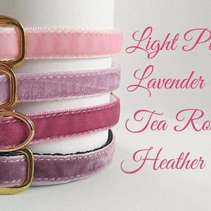 Peut inclure: Une pile de colliers en velours rose clair, lavande, rose thé et bruyère, chacun avec une boucle dorée. Le texte "Light Pink, Lavender, Tea Rose, Heather" est affiché en cursive.