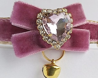 Velvet Bow for Cat Collar: An additional bow with a ring for a sharm or tag.