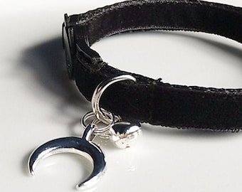 Crescent - cat collar/black velvet/Halloween cat collar/esoteric collar/Dog Gothic collar/Soft collar/Cat collar Breakaway/skull pendant.