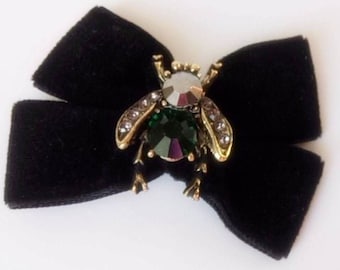 Bow-tie with a fly.Bow puppy.cat.Collar kitten. Bow velvet for a cat collar.Black velvet bow tie decorated with rhinestone brooch.