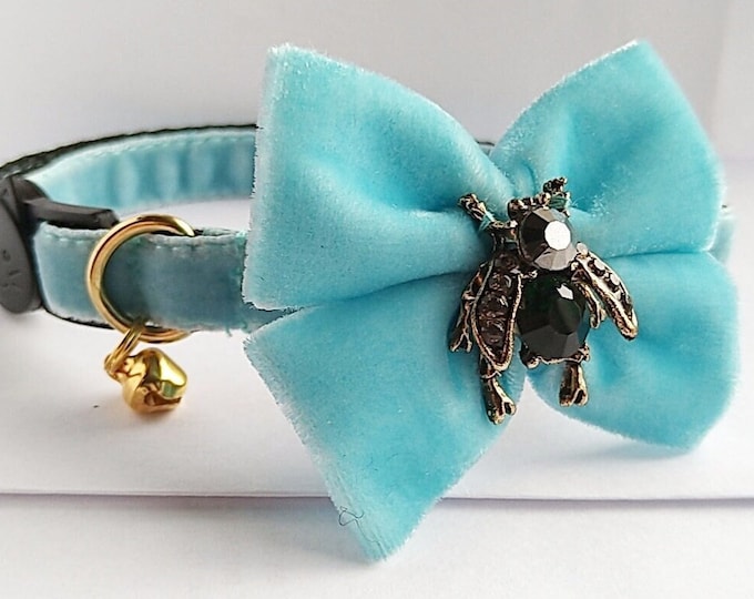 Emerald fly - Gothic cat collar/Royal cat collar/Blue velvet collar/Kitten collar/Bow Goth dog/fly Bow collar/Breakaway/Non-Breakaway.