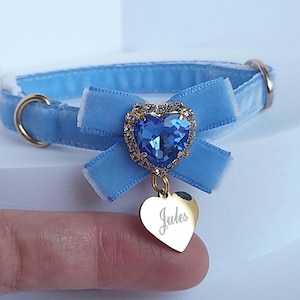 Collier pour chat personnalisé en velours avec noeud papillon et plaque d'identification gravée 3/5 po. (15 mm)