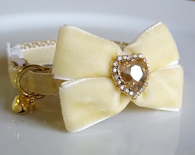Ivory velvet- cat collar/Velvet Bow tie collar/ Dog velvet collar/Kitten collar/Bow tie dog/wedding cat collar/Breakaway/Non-Breakaway