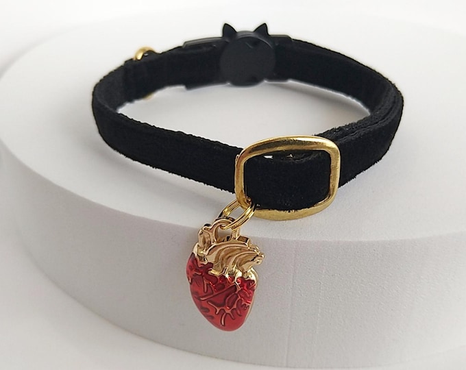 Predatory cat Collar: Black Velvet, Gothic bloody heart pet locket.