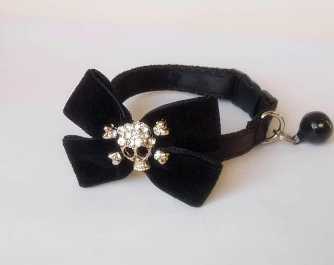 Halloween Black cat collar/Gothic Velvet collar with a skull/Cat collar bow/Kitten collar/Mini dog collar/Non-Breakaway/Breakaway