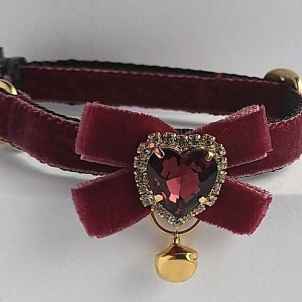 Collier pour chat en velours prune : nœud et grelot de créateur en cristal, style victorien