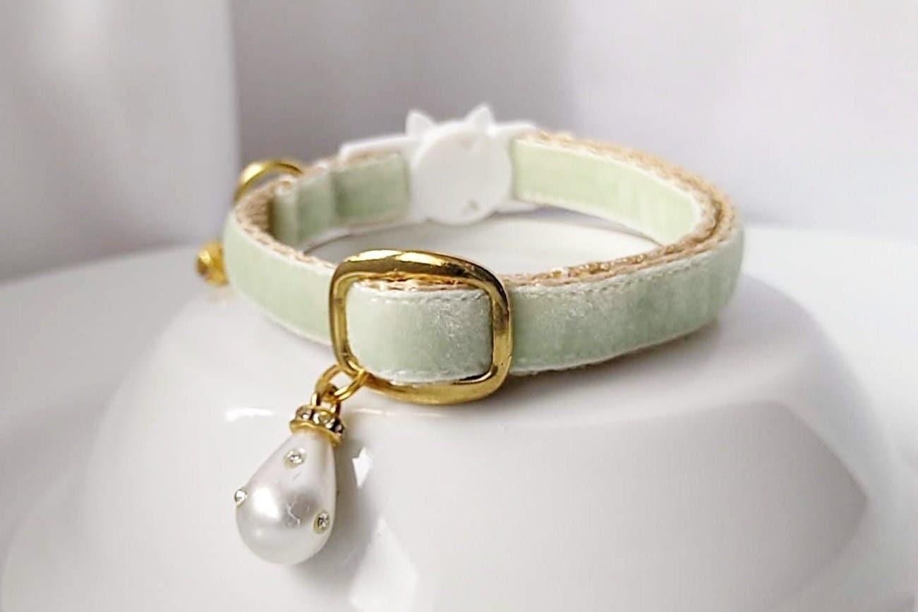 Pearl and Clear Jewel Breakaway Cat Collar Lavender Size 10