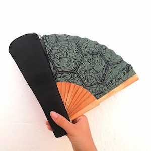 Ventaglio con custodia, Nero, Custodia con cerniera, Piastrella Gaudí, Fatto a mano, Accessorio di moda, Design, Regalo per donna, Popeline, Barcellona