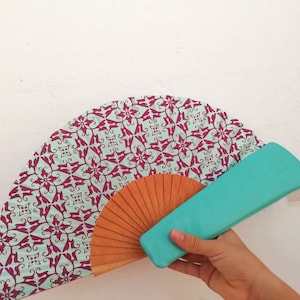 Custodia in pelle per ventaglio, Turchese chiaro, Accessorio di moda, Regalo per donne, realizzato a mano, Popeline, progettato e realizzato a Barcellona.