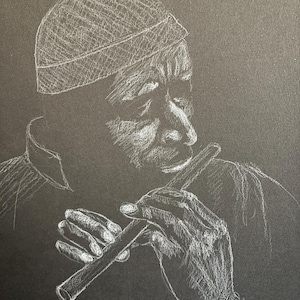 Puede incluir: Un dibujo a la tiza blanca de una persona tocando una flauta. La persona lleva un sombrero y mira hacia abajo a la flauta. El dibujo está sobre un fondo negro. Agnes Zigmondi McCraren está firmado en la esquina inferior izquierda.