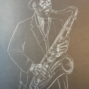 Könnte beinhalten: Eine weiße Kreidezeichnung einer Person, die Saxophon spielt. Die Person trägt einen Hut und einen Anzug. Die Zeichnung befindet sich auf einem schwarzen Hintergrund.