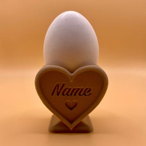Personalisierter Eierbecher in Herzform mit Wunschnamen eingedruckt, schöner und besonderer Eierbecher aus Holzfilament als Geschenkidee