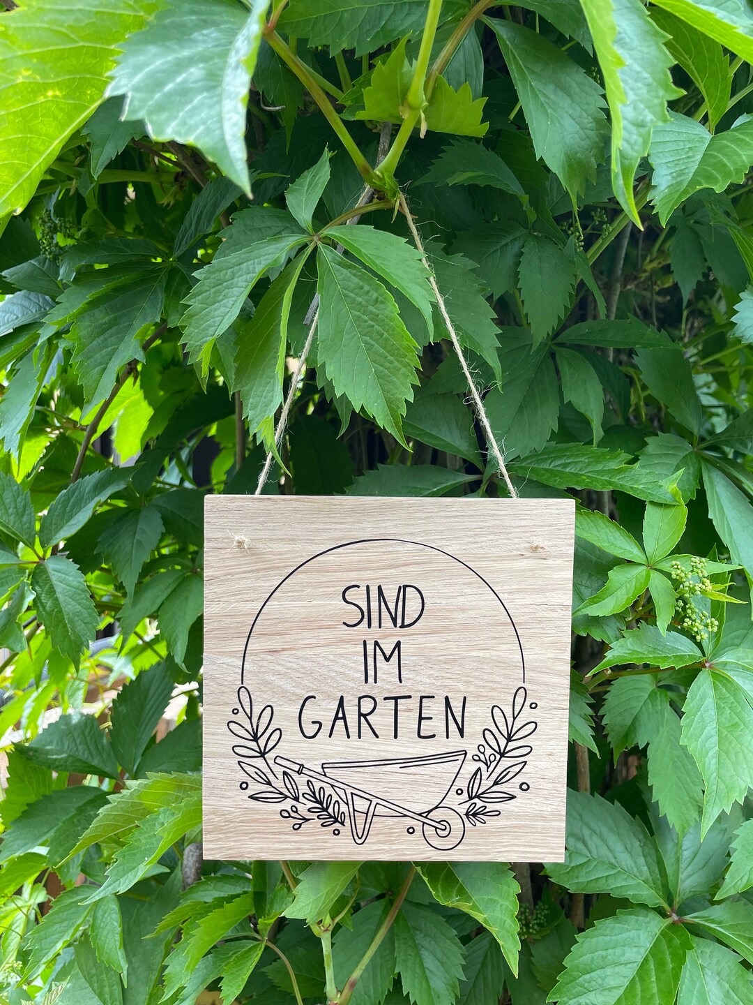Sind im Garten Holzschild Garten Schild Geschenk Kleinigkeit
